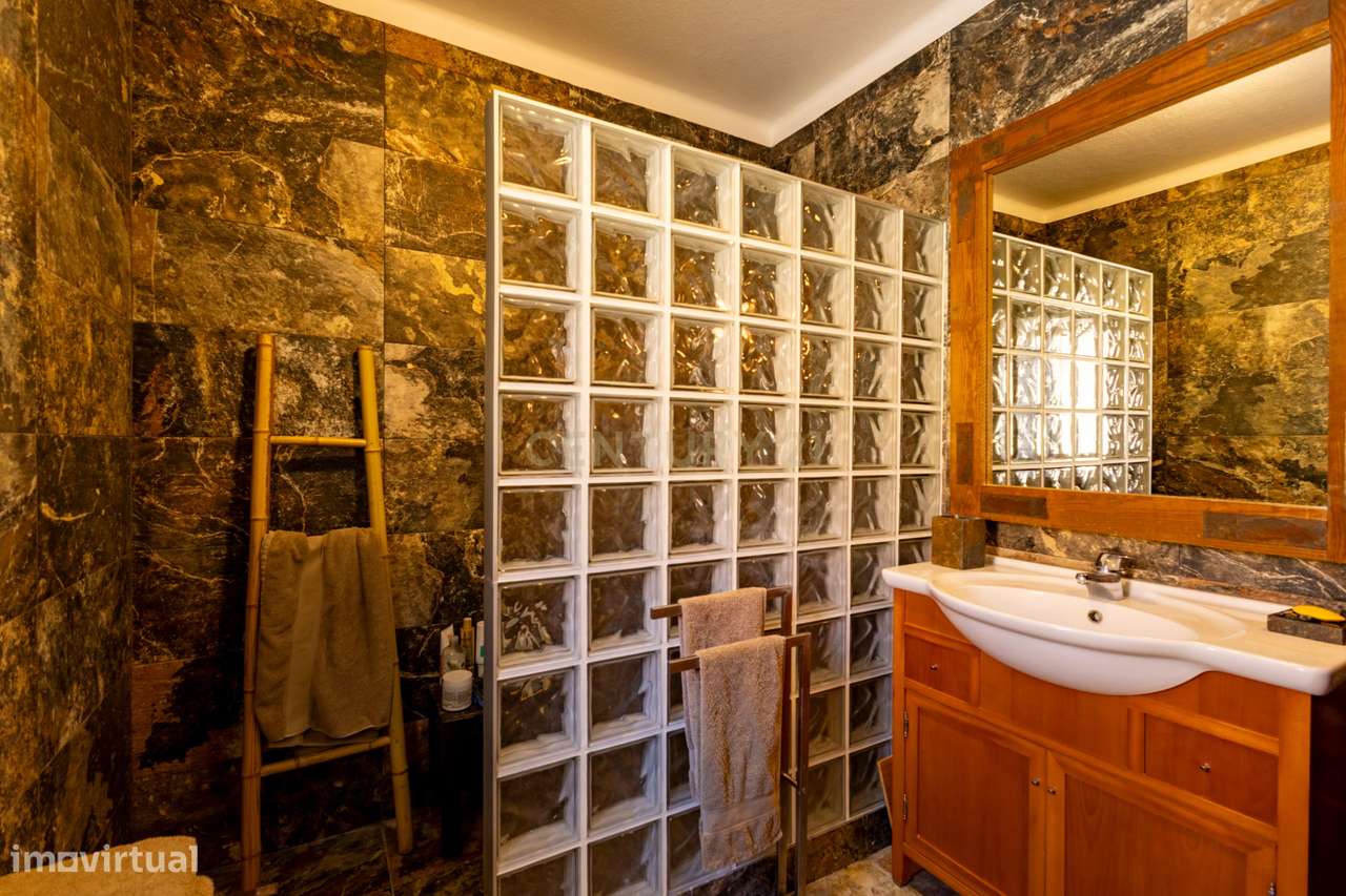 Moradia T5 Térrea com Piscina, Garagem e Lote de 2000 m² – Venda do Al-17