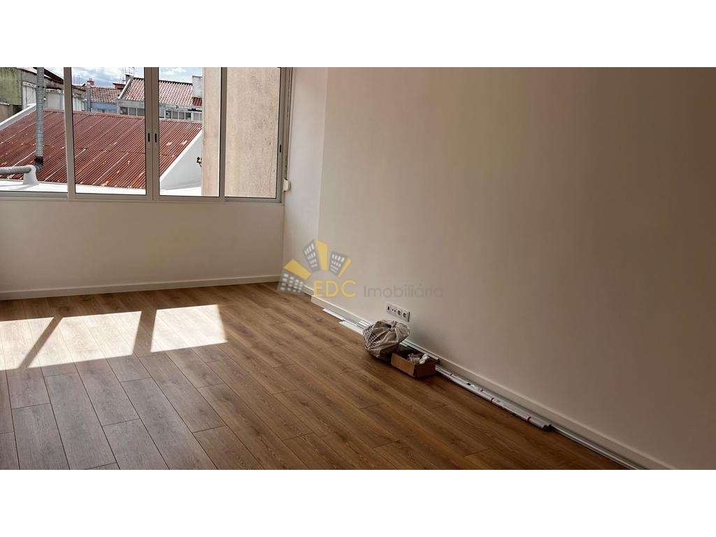 Apartamento T2 com suite e Remodelado | Localizado na Falagueira ( ...-8