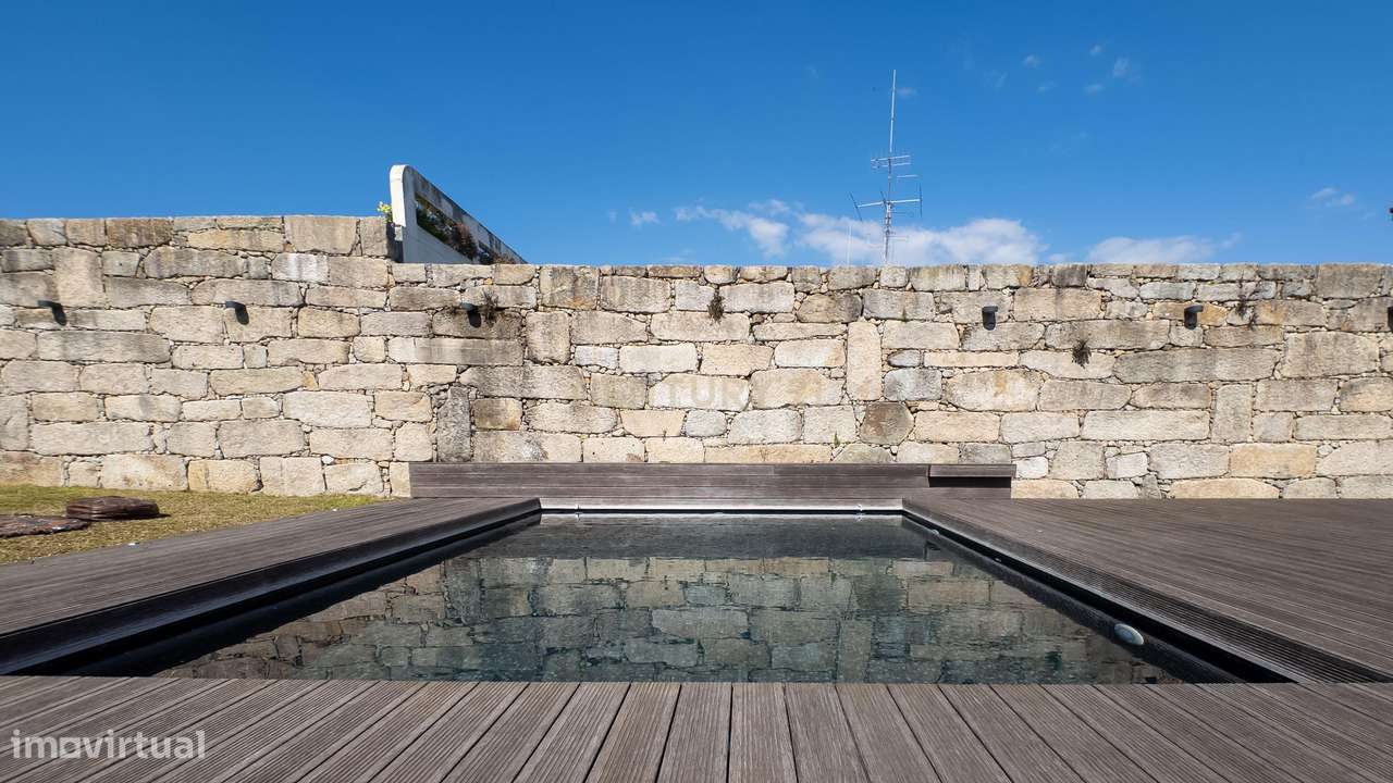 Moradia de Luxo | Construída em 2023 | Design Contemporâneo com Piscin-27