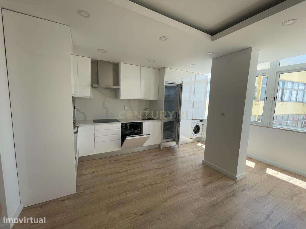 Apartamento T2, Totalmente Remodelado, Torre da Marinha, Seixal-1