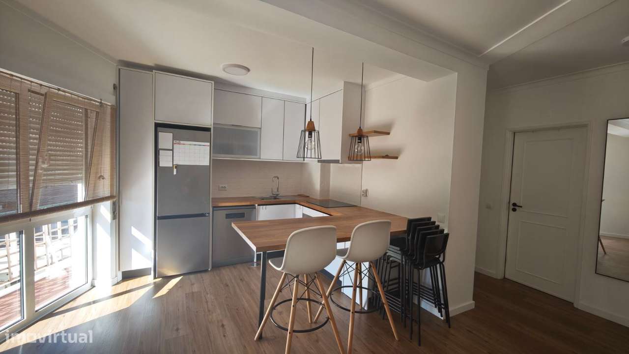 Apartamento T2 remodelado, com varanda e sótão. Centro da cidade.-2