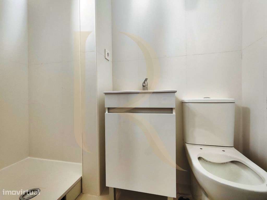 Apartamento T4 remodelado no Laranjeiro - Almada-16