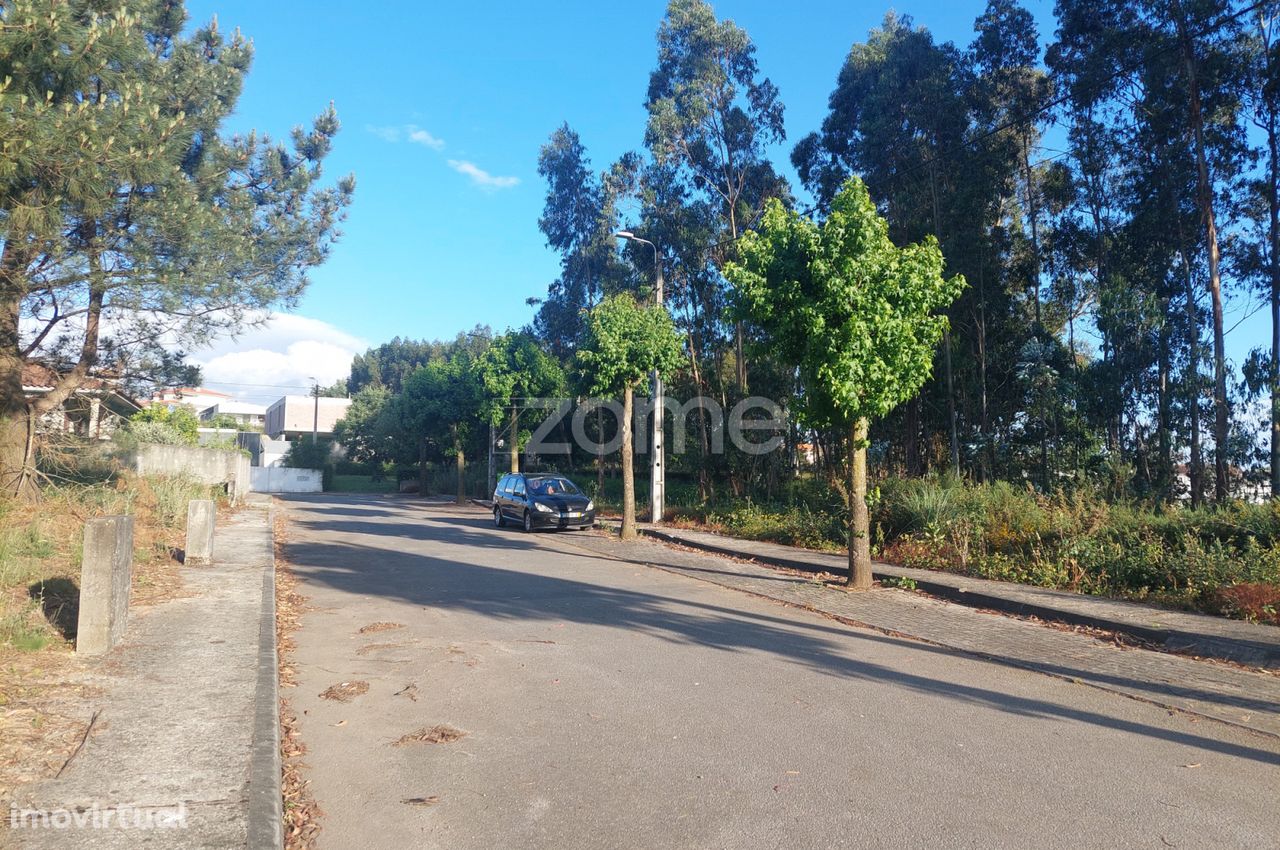 Terreno urbano de gaveto em Fradelos com 296m