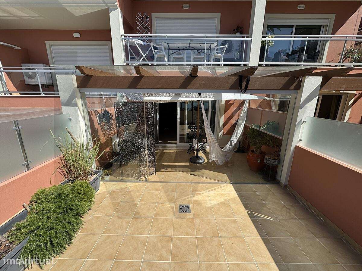 T1 junto à Praia de São Julião | 70 m2 + 42 m2 de pátio | Garagem para-21