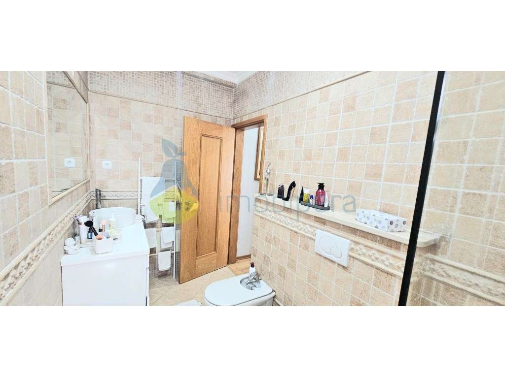 Moradia T4 com 260m2 de área e cave de 95m2, localizada no Monte da...-35