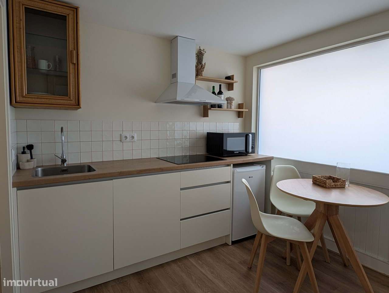 Estúdio remodelado, com entrada independente. Bem localizado, privado, - Grande imagem: 4/13