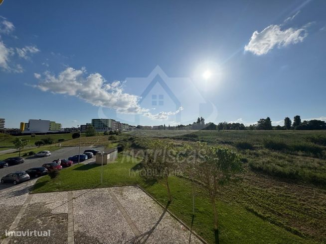 Apartamento T3 com garagem no Parque das Oliveiras, Camarate-34