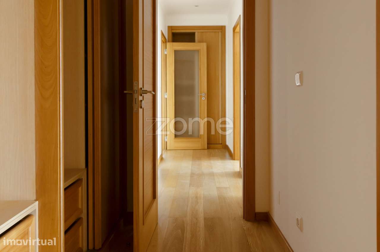 Apartamento T3 com varanda e vista de mar no L Towers em Paço de Ar...-8