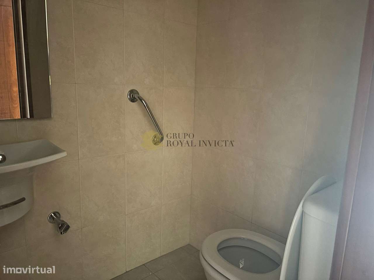 Apartamento T3  com Box Fechada e Varanda junto ao metro -  Senhora da-18