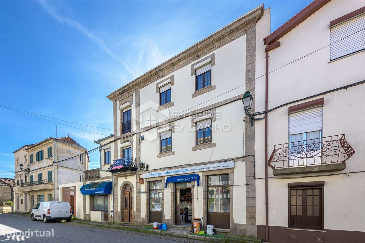 Prédio para venda centro de Caria com comércio no rés-do-chão e ampla-18