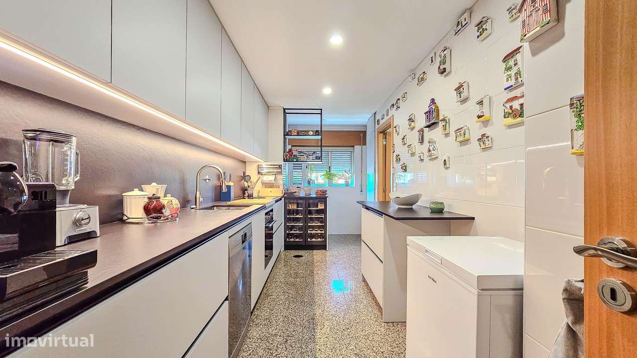 Apartamento T2 no Bonfim, Porto, terraço fechado e varanda.-0