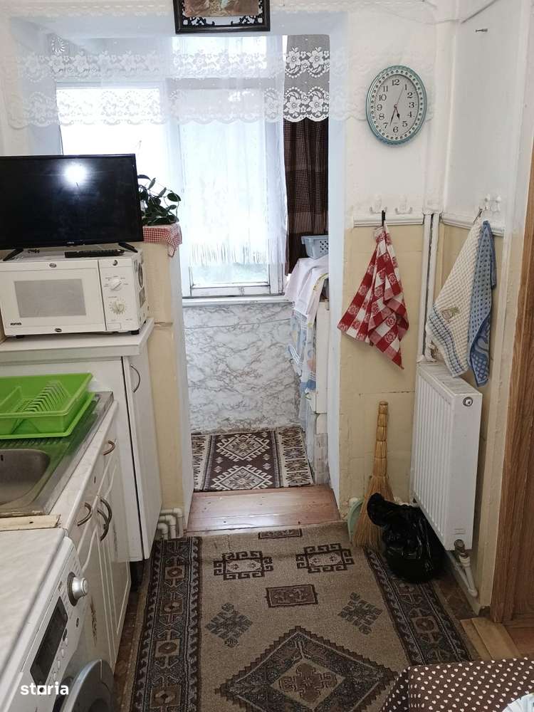 G.Enescu-Zona Spital-Apartament 3 camere decomandat,et.1,cu centrala.-3