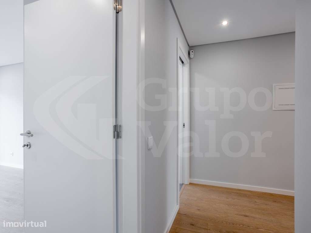 Apartamento T2 Novo com Estacionamento - Parede - R/C E-10