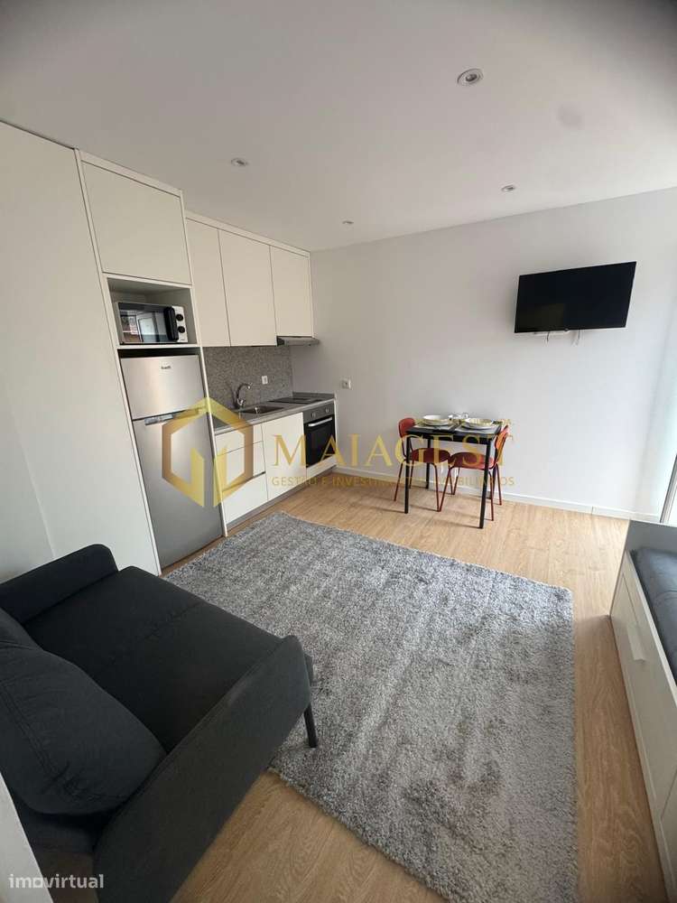 Moradia remodelada dividida em 3 habitações em Canelas-2