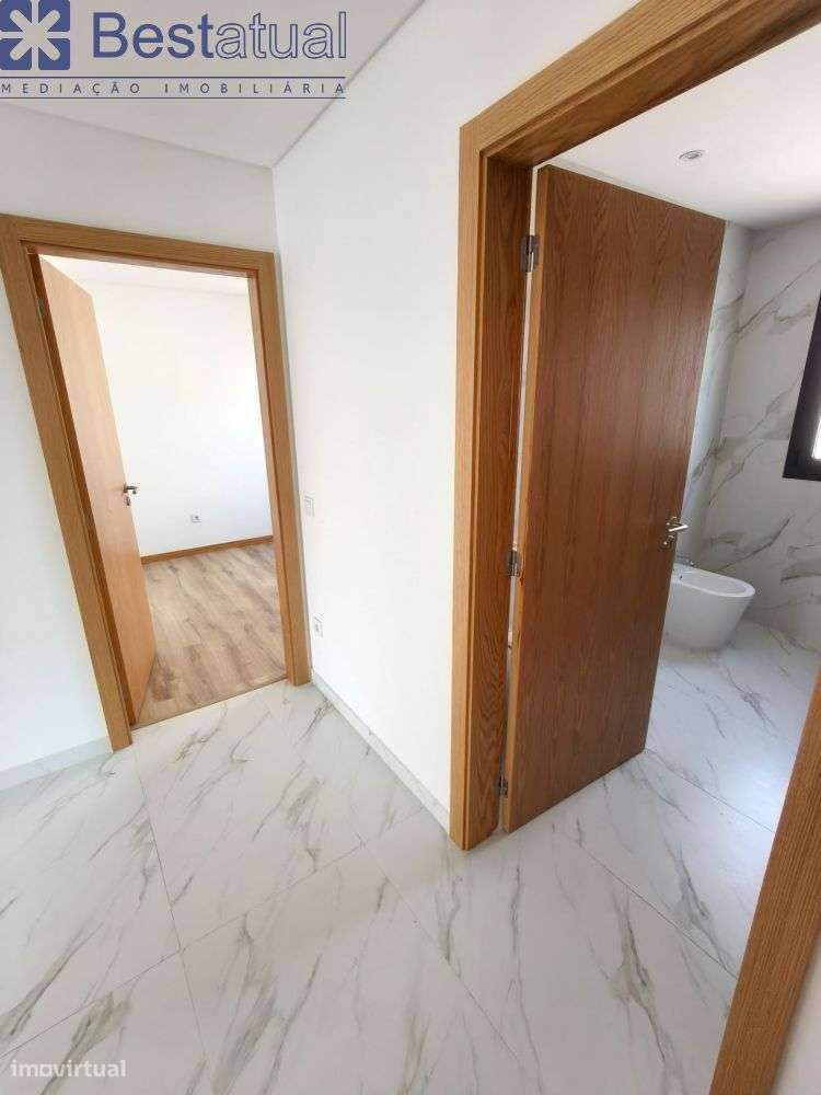 Apartamento T3 c/Lugar de Garagem P/ 2 Carros-23