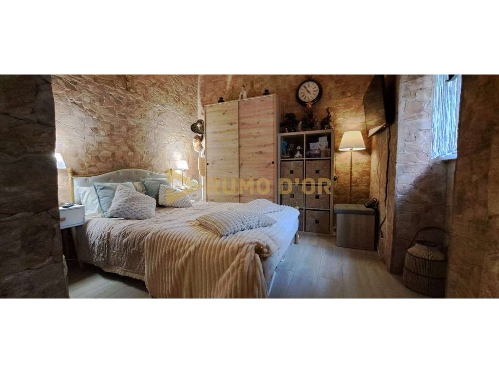 Moradia Exclusiva com Piscina Interior e Terraço - Conforto e Charm...-9