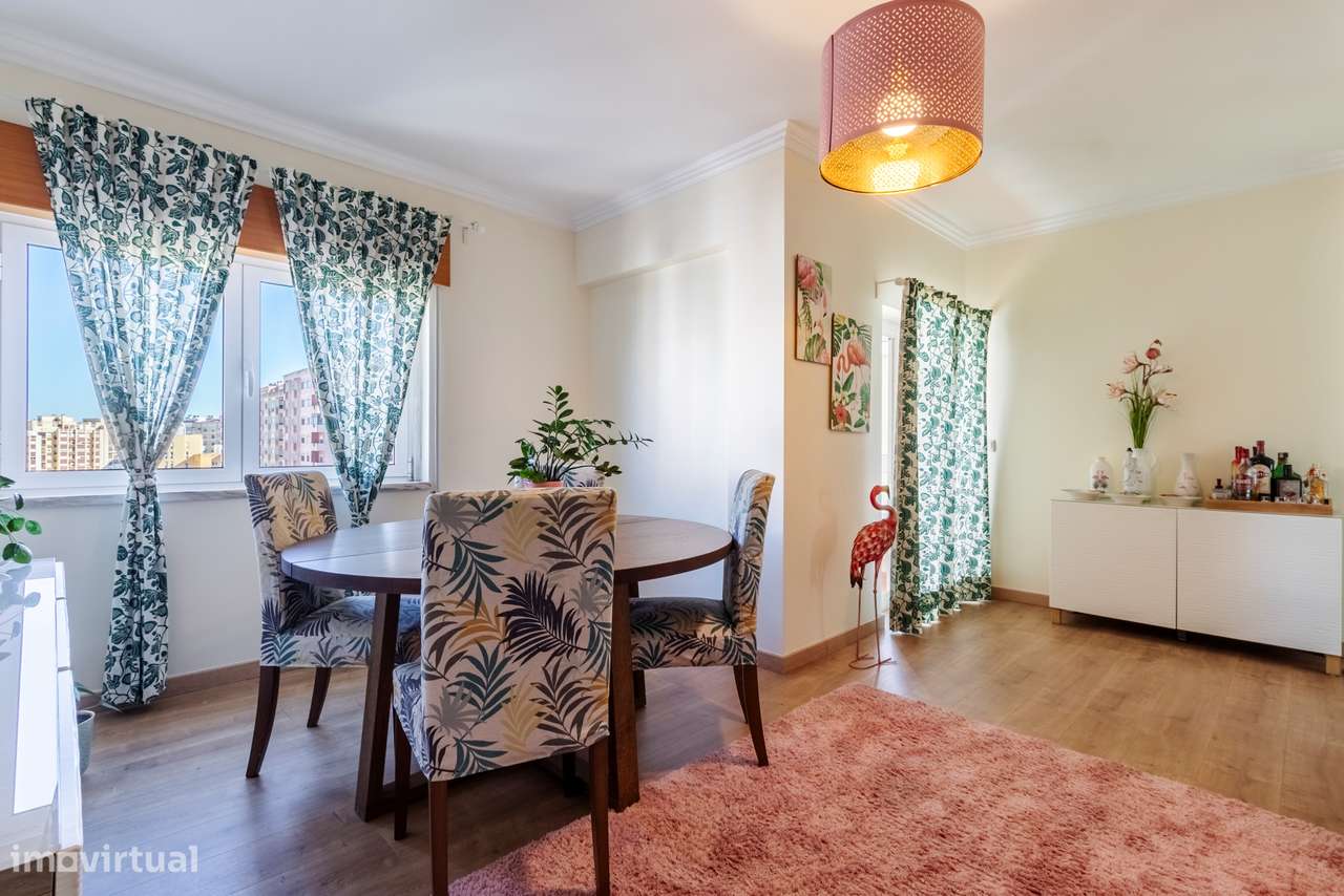 Apartamento T3 convertido em T2 c/ 2 Salas, Semi Remodelado em São Mar-11