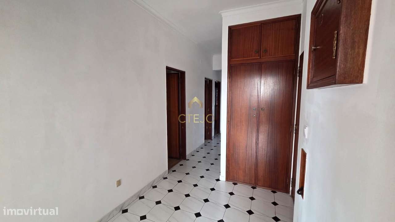 Apartamento T3 com Vista Rio em Sacavém-30