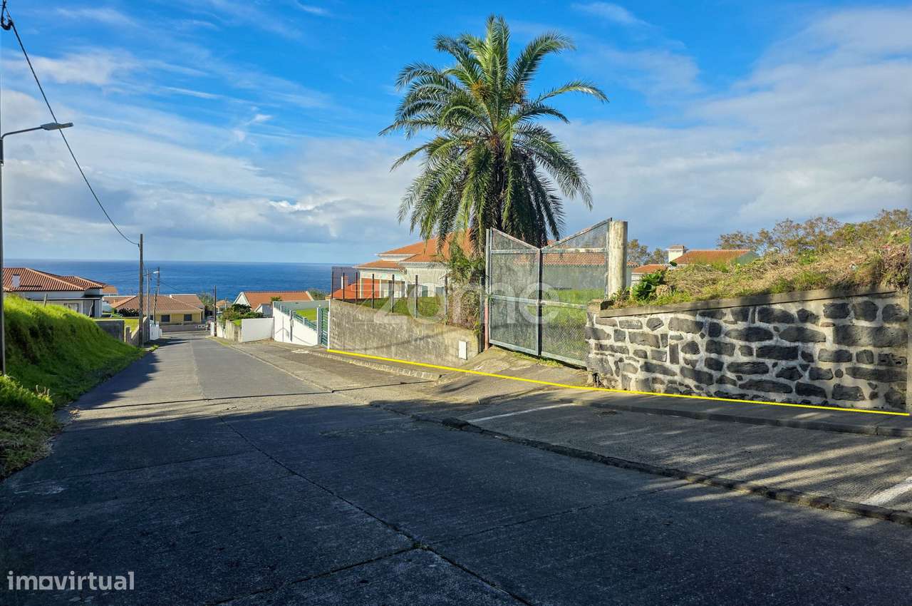 Terreno Urbano com Vista Mar na Candelária em São Miguel-1
