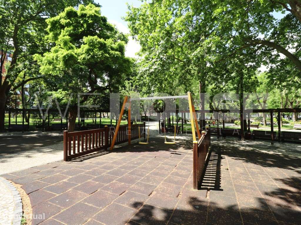 Prédio com 3 andares independentes no centro do Barreiro - frente a...-13