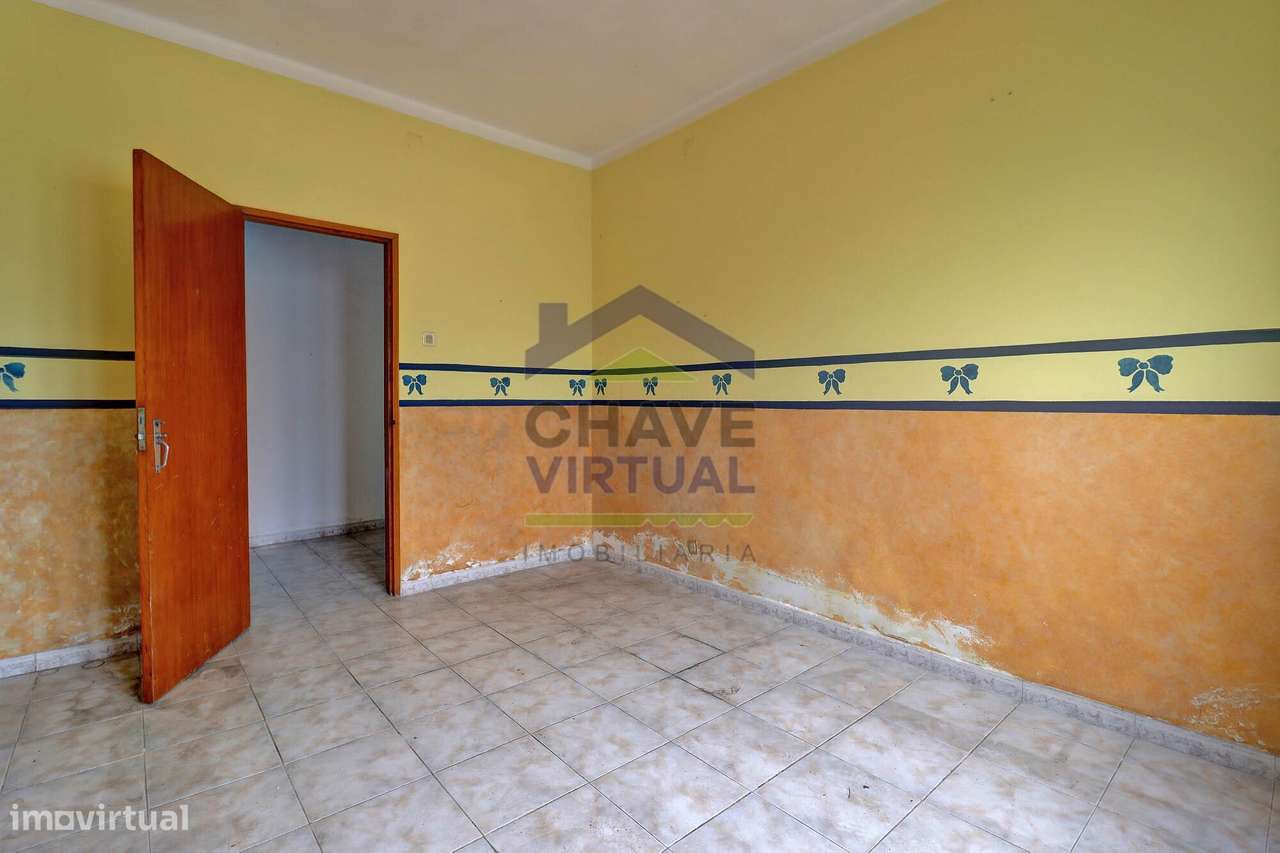 Moradia V4 com Quintal e Sõtão - Centro Bombarral-7