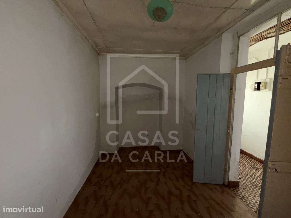 Moradia T4 com quintal e garagem em Cuba para obras-6