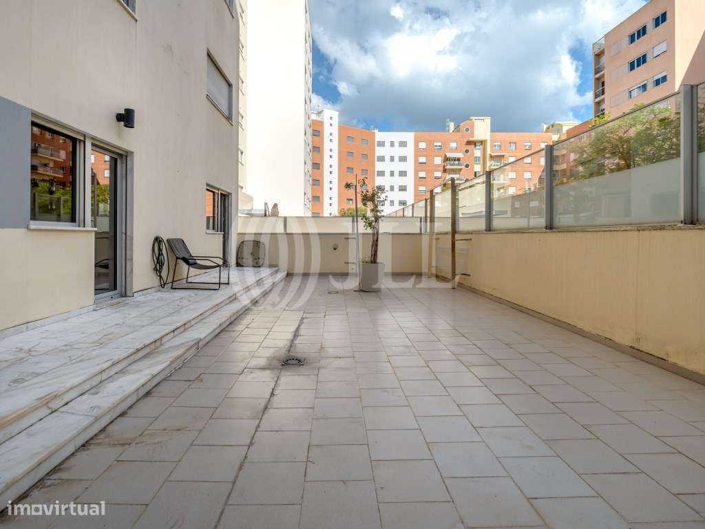 Apartamento T4, com terraço e estacionamento, em Lisboa-0
