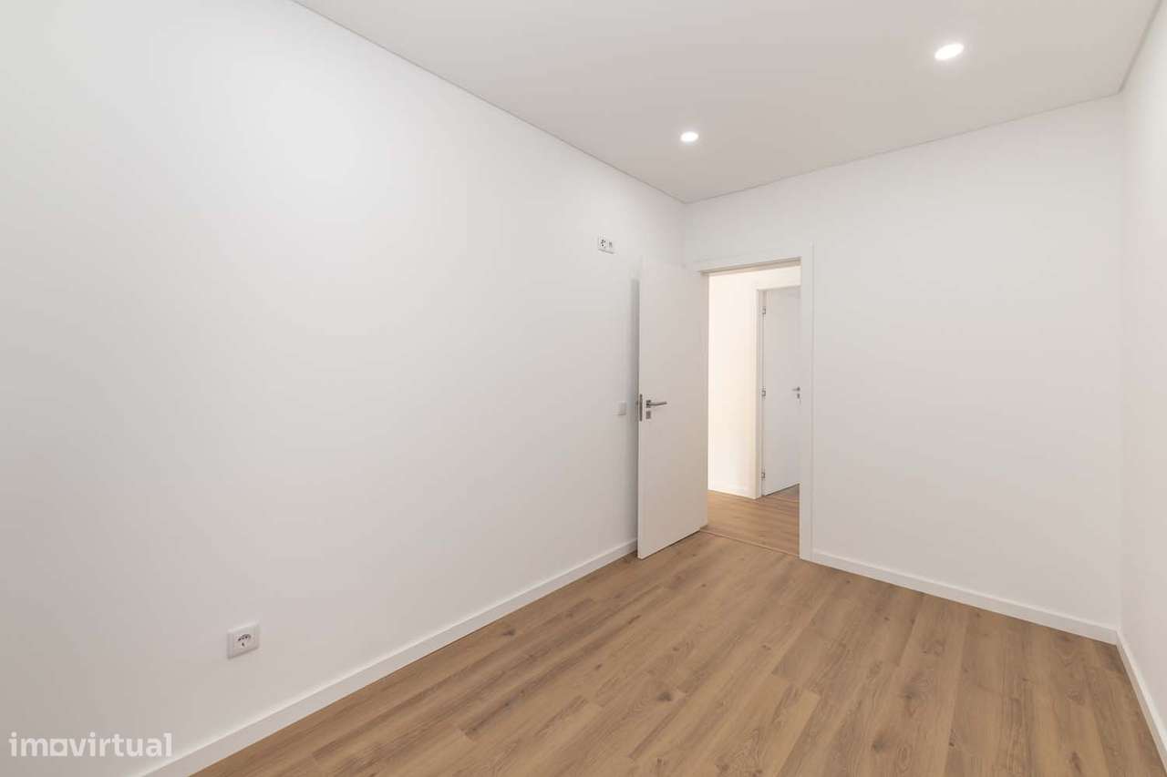 T3 NOVO – Apartamento com Espaço Exterior Único de 500 m² no Seixal-33