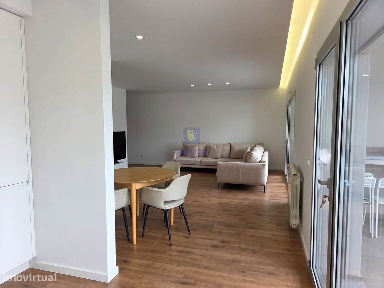 Apartamento semi-novo, T2, 2 WC, box p/ 2 carros e arrumos, em Leiria-12