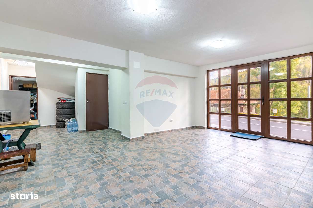 Vilă/Pensiune de vânzare în Sinaia – 450 mp, lângă Castelul Peleș - Imagine principală: 5/15