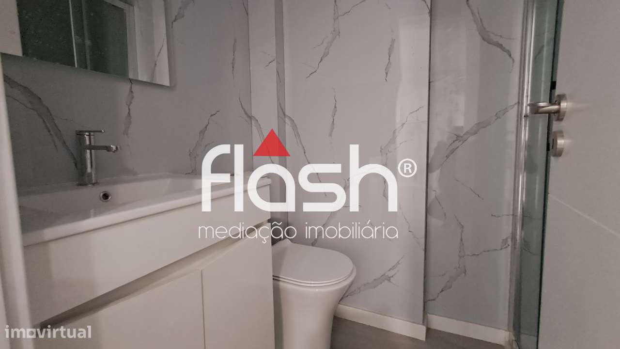 Apartamento T2 Remodelado em Benfica-12