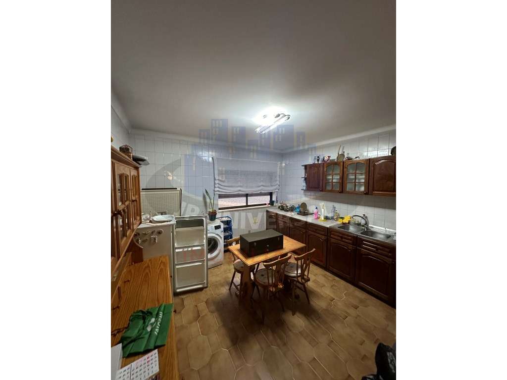 Vende-se Apartamento T3 junto à Avenida Marquês de Pombal-21