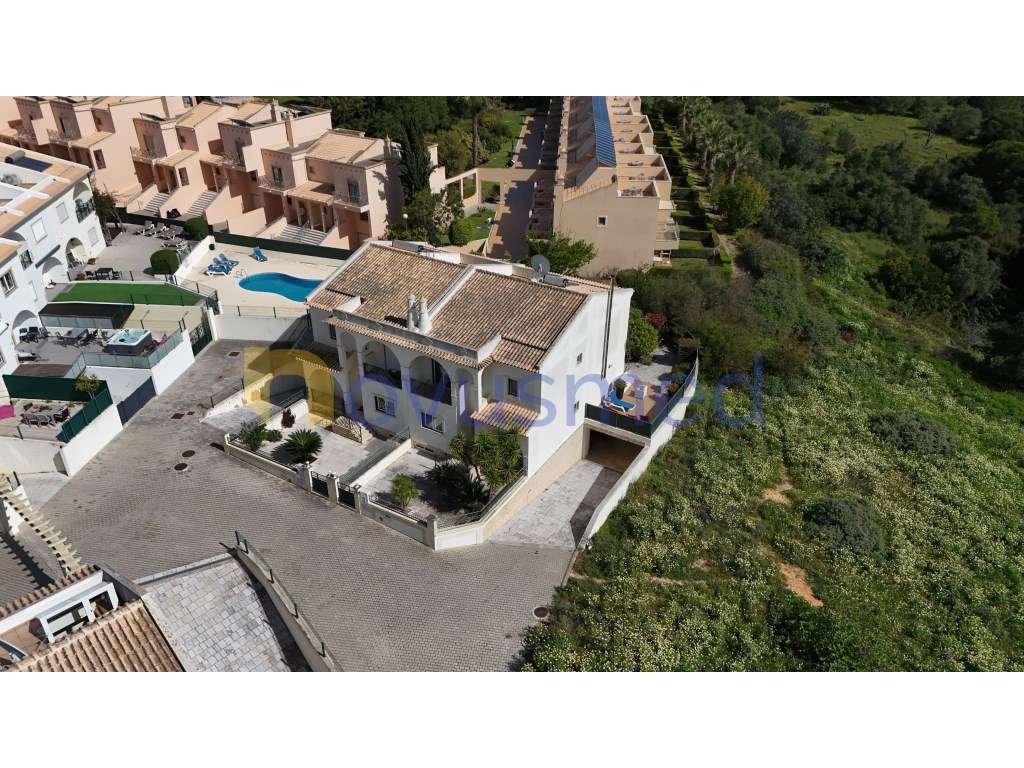 Moradia Geminada em Albufeira com 3 Suites, Escritório, piscina e g... - Grande imagem: 5/49