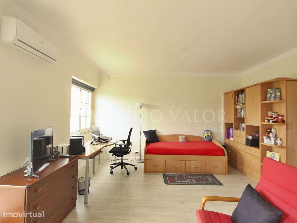 Moradia T4 com Garagem e Logradouro de 200m2 - Algueirão Mem Martins-24