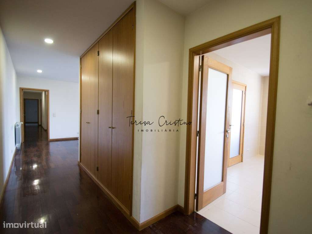Apartamento T3 com Garagem Fechada e Elevador Arca, Ponte de Lima-2
