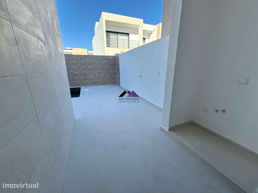 Moradia V3 com Garagem e Piscina a Estrear-25