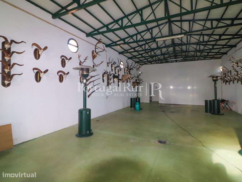 Herdade de Caça Maior com 1000 Hectares + 4 Apartamentos + Anexos-34
