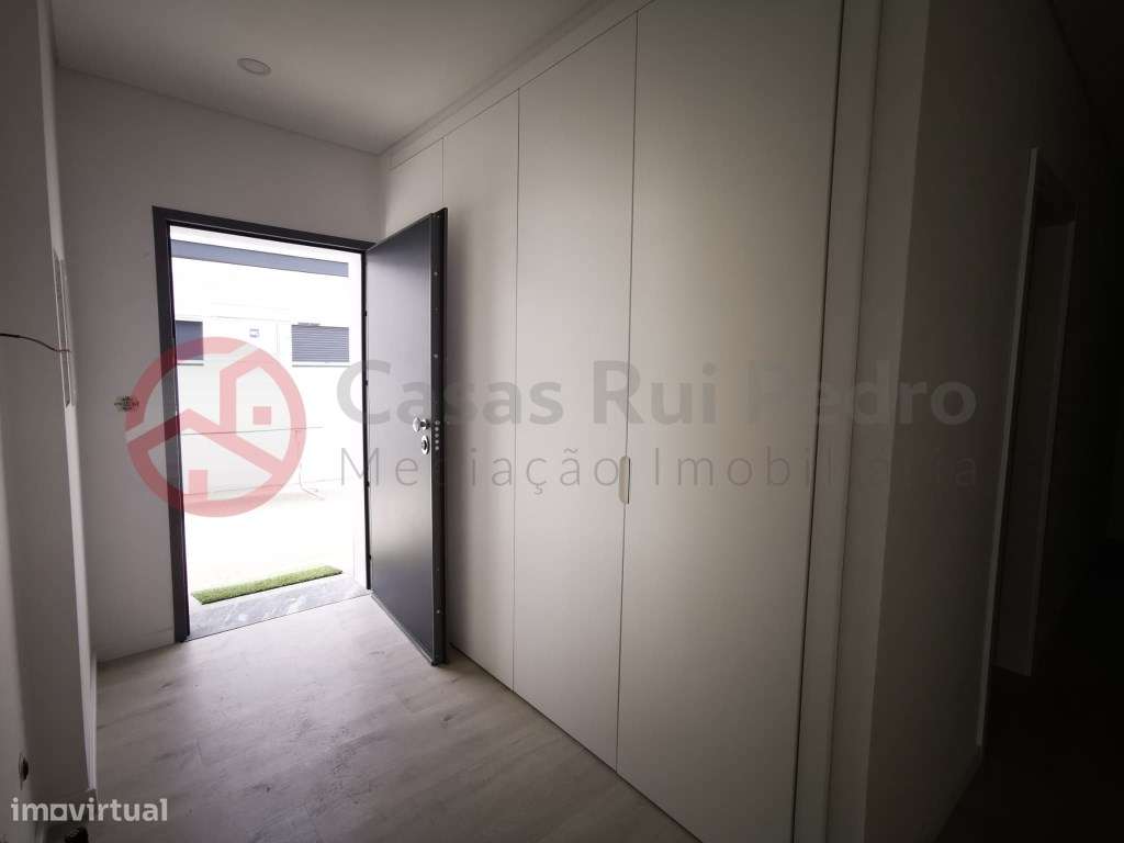 Moradia geminada de construção nova, em Fernão Ferro - Grande imagem: 4/21