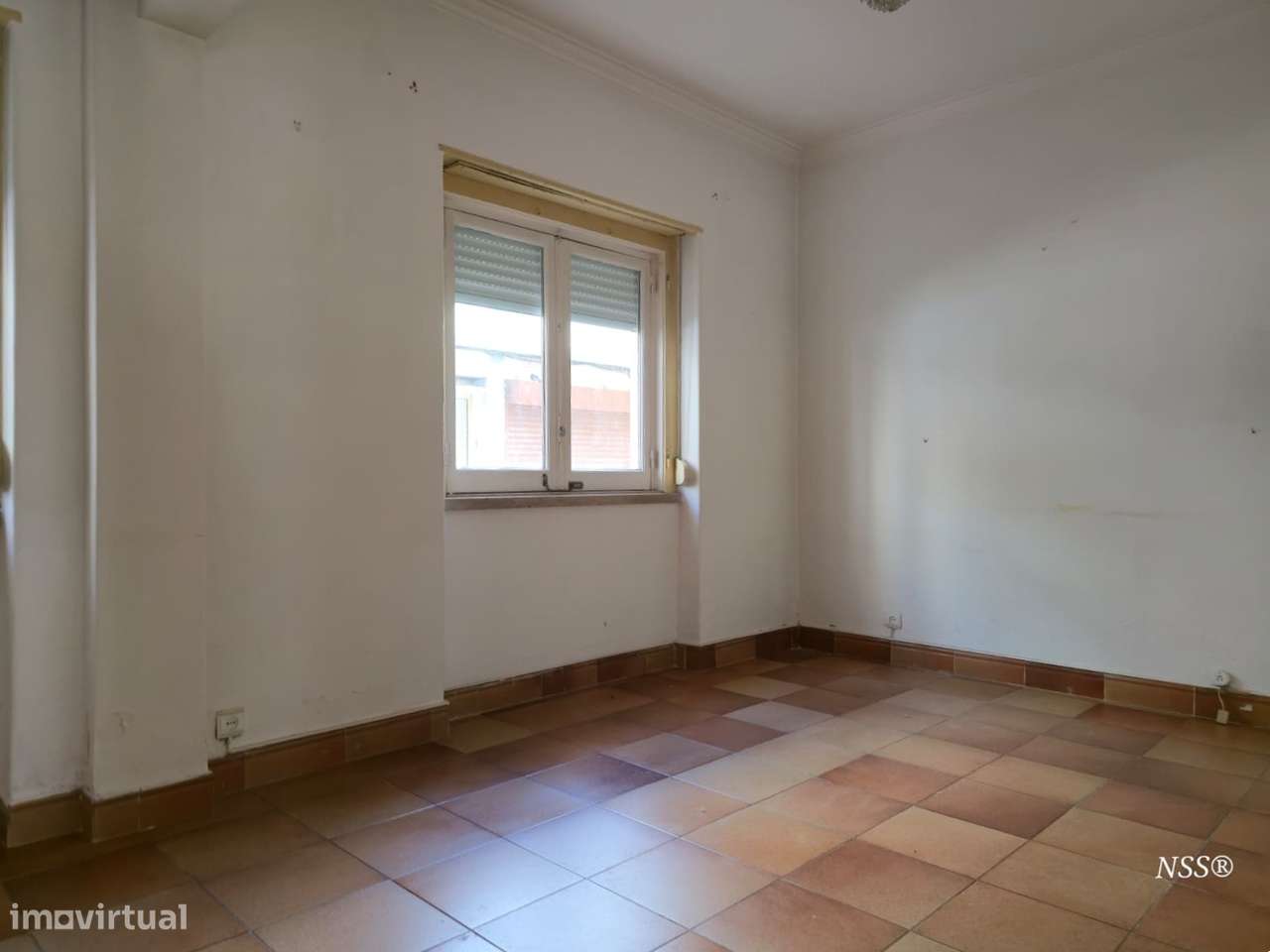 Apartamento T2 com quintal e anexo na Amadora-20