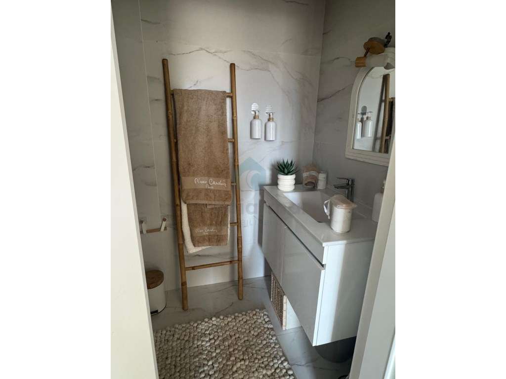 Conforto e Localização: T0 Pronto a Habitar Perto da Praia e Metro-10