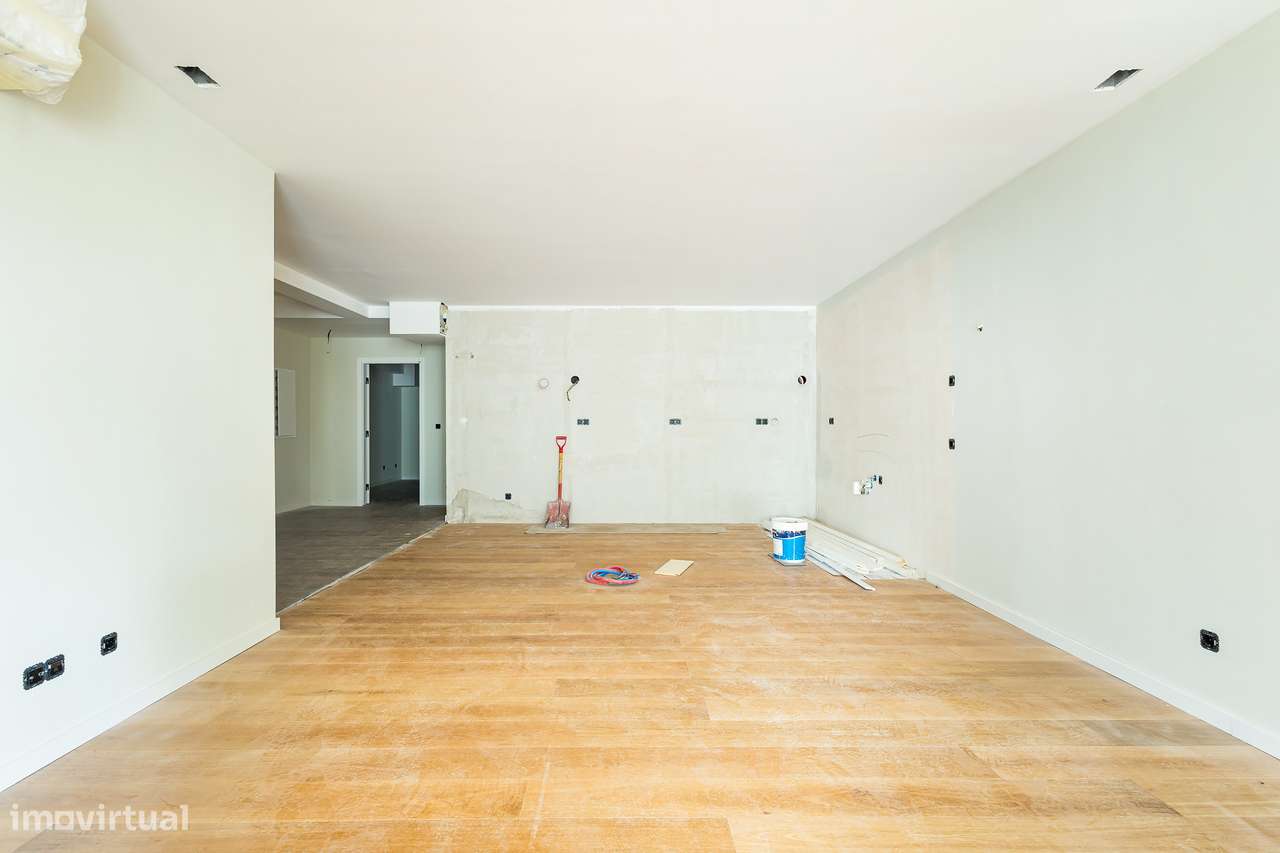 Moradia Isolada Remodelada com Piscina, 4 Quartos e Garagem para 3 Car-9