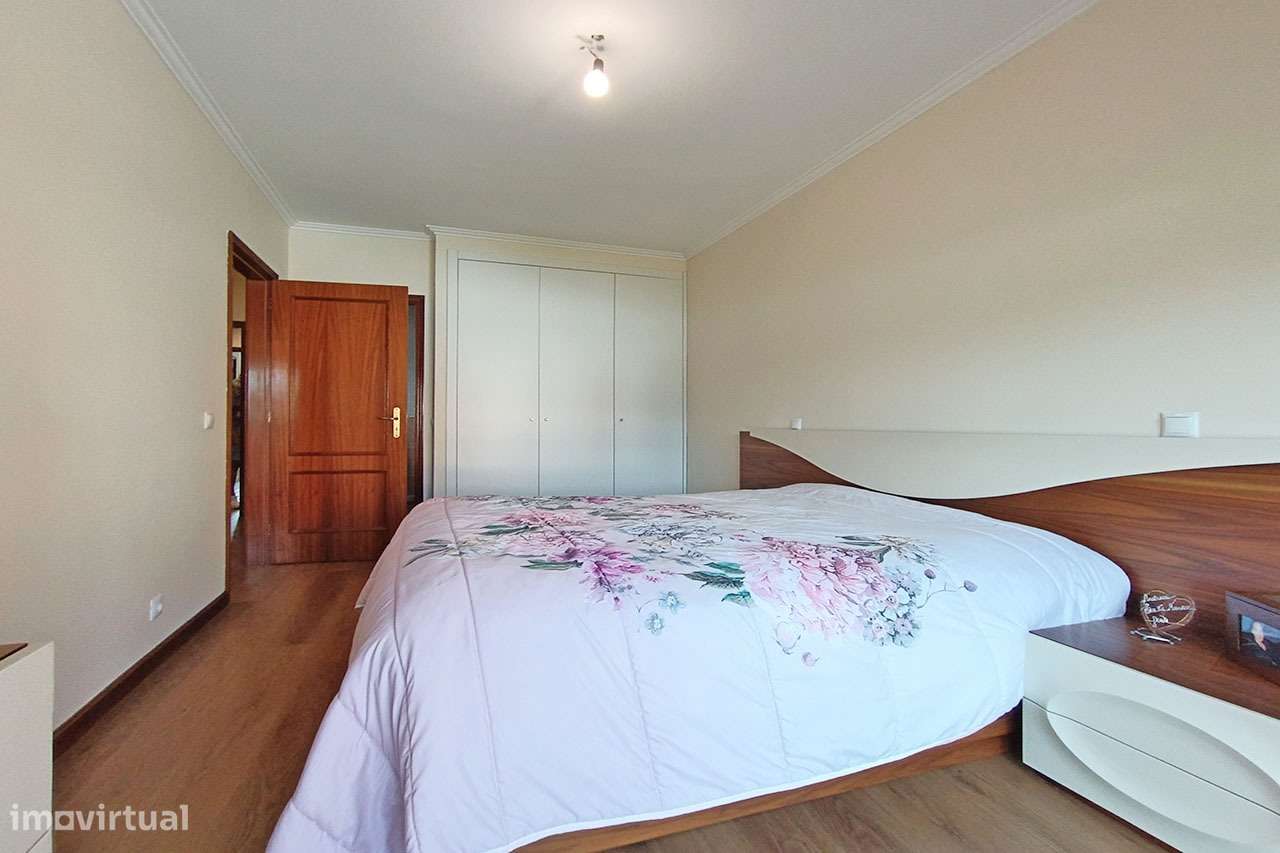 Apartamento T3 Renovado c/áreas generosas Paços de Brandão-11
