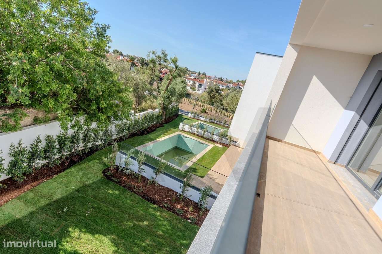 Moradia T4 (+1) em Condomínio Fechado em Cascais com jardim e piscina-22