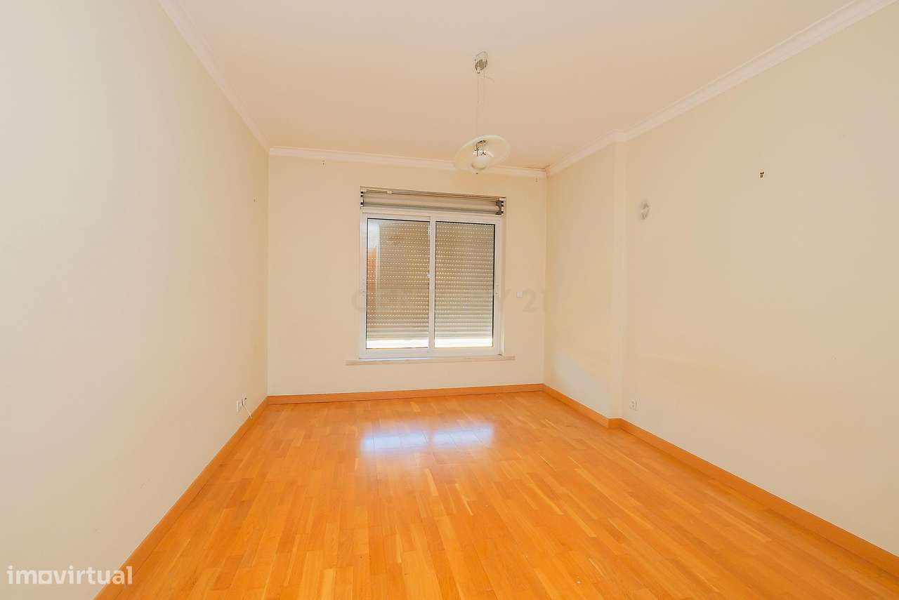 Apartamento T3 luminoso na Parede com varandas, garagem e arrecadação-19