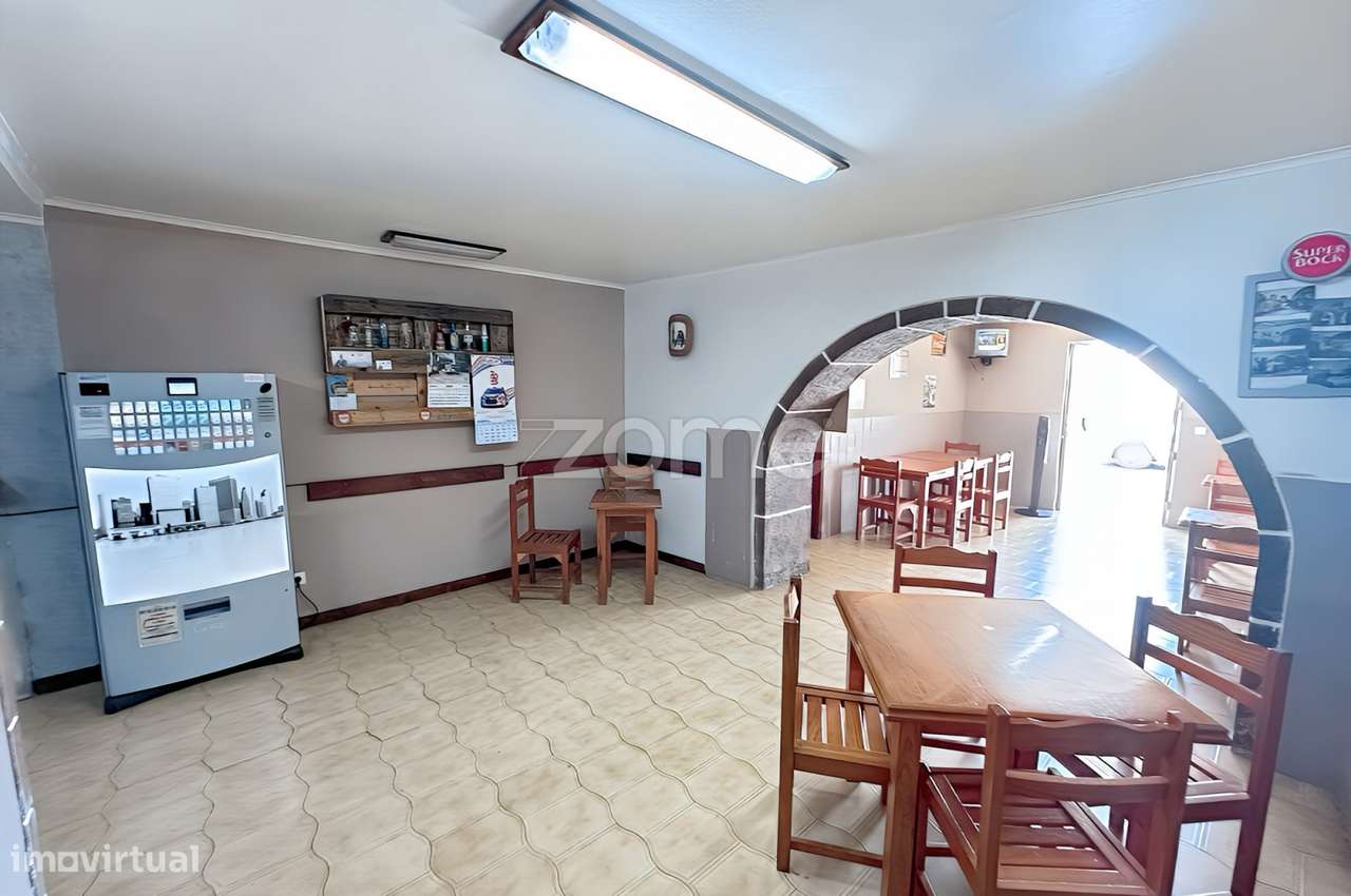 Moradia T4 com 2 Espaços de Comércio, no centro de Vila do Porto. - Grande imagem: 5/15