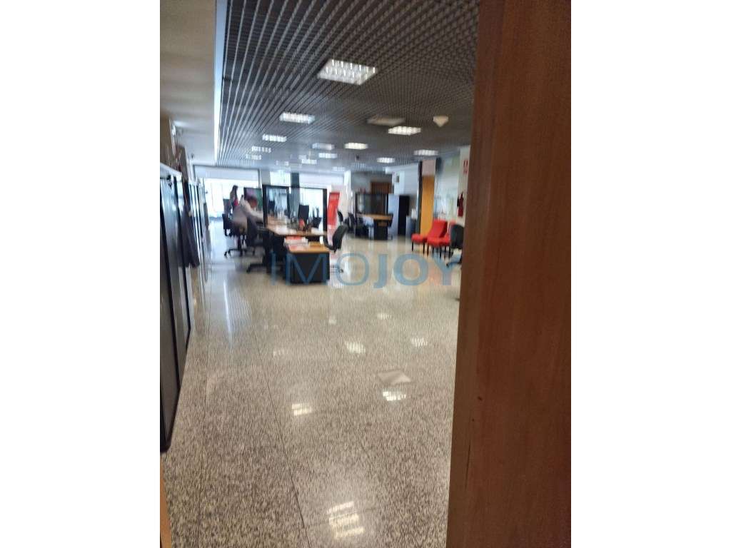 Duas Lojas e Armazém para venda nas Caldas da Rainha - Grande imagem: 4/26