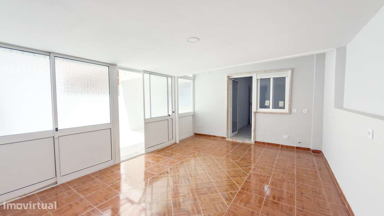 T2+1 renovado com área exterior no Feijó-14