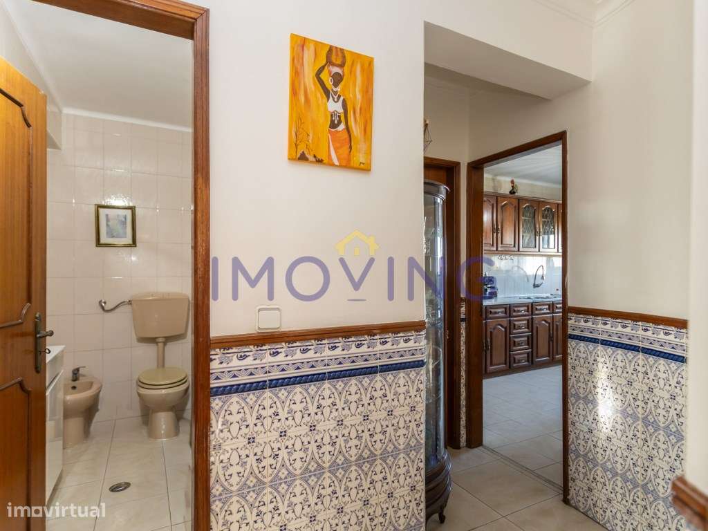 Apartamento T2 com parqueamento e arrecadação no Barreiro-9