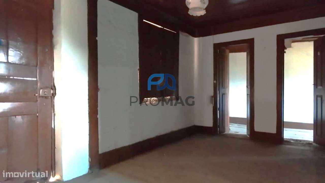 Moradia V3 para Recuperar em São Martinho de Mouros-5