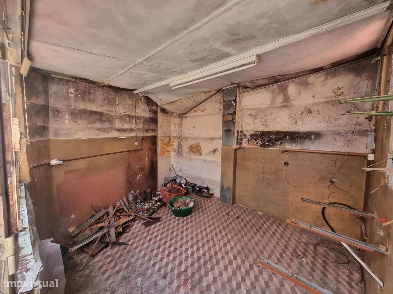 Moradia de dois pisos para remodelar - centro da Amadora-12